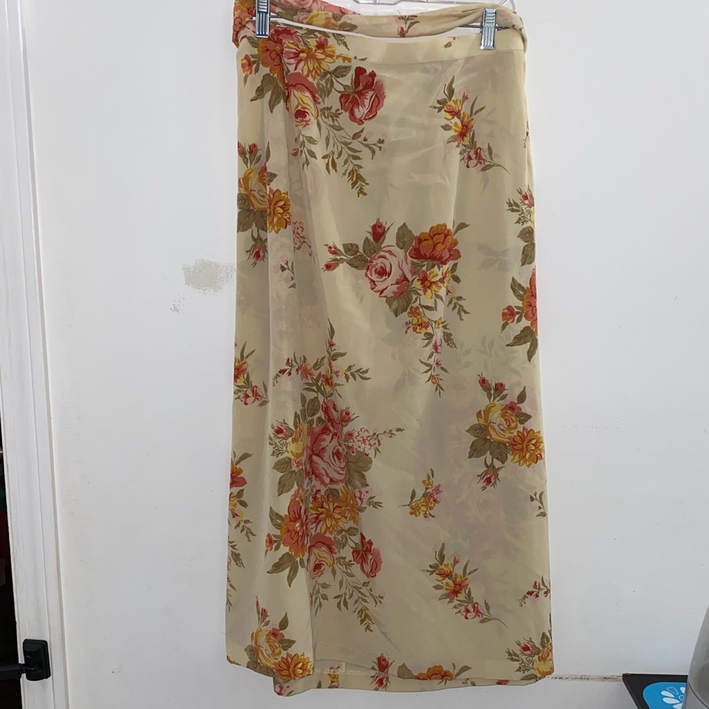 White Stag Plus 26/28W Cream Skirt with Flowers and Belt. EUC